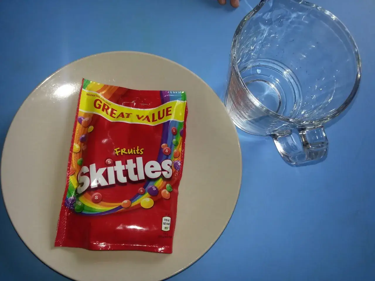 eksperyment skittles instrukcja