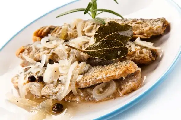 gotowe śledzie w oleju, śledzie w occie, śledzie w śmietanie