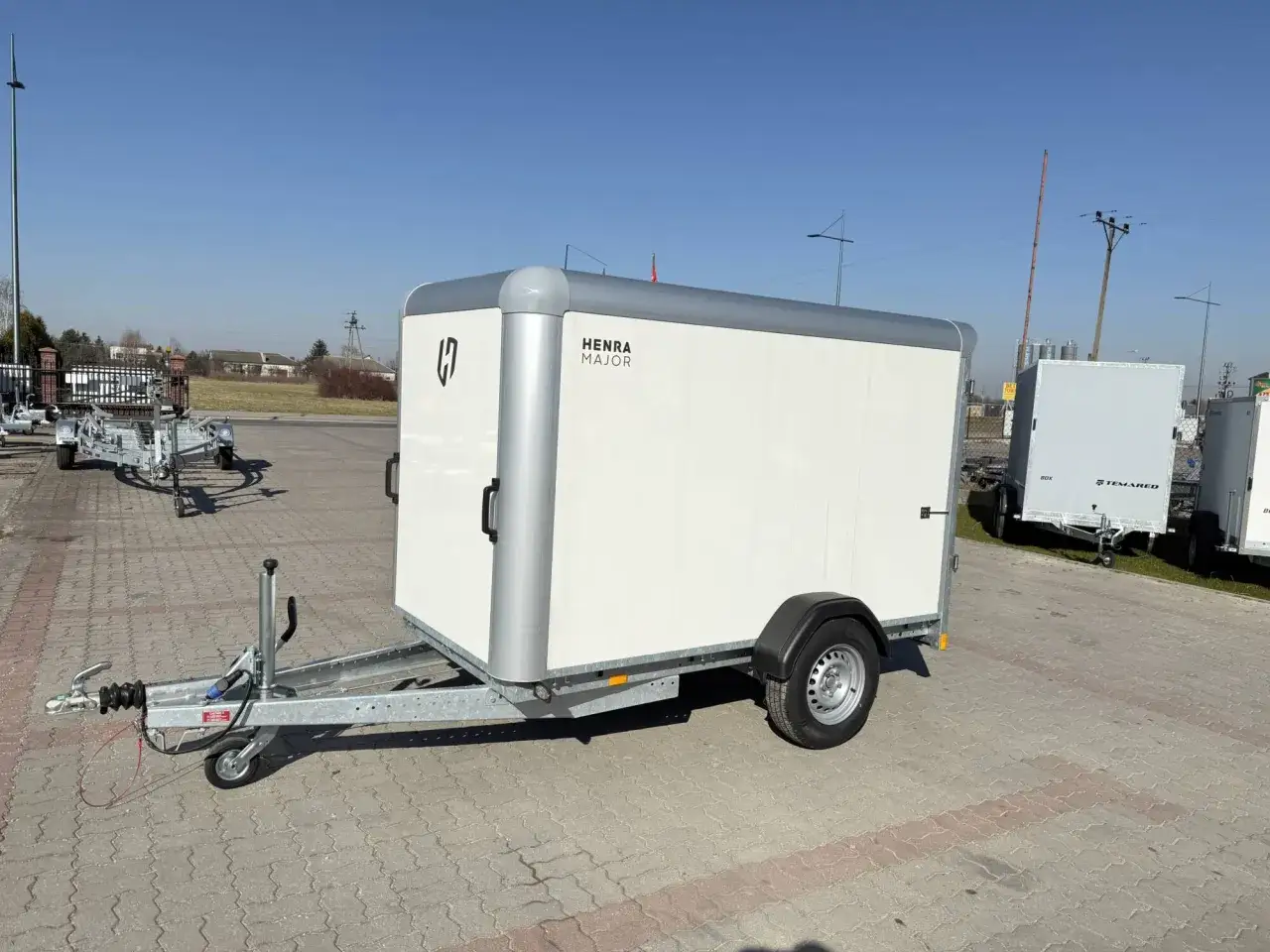 Nowy, biały box na przyczepce Henra Major. Zadbaj o ubezpieczenie przyczepki, by bezpiecznie przewozić ładunki.