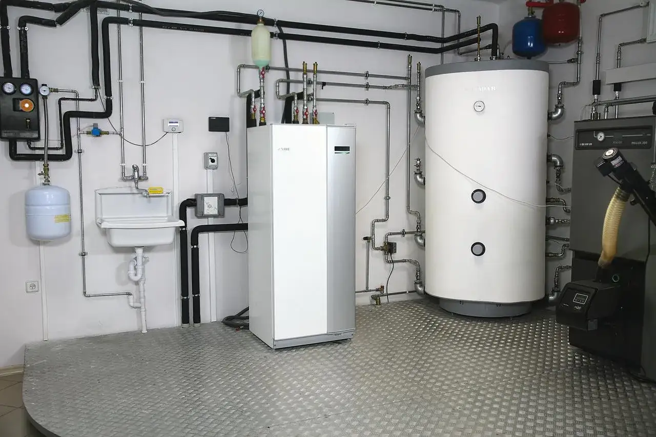 Pompa ciepła do domu 100m2? W kotłowni z bojlerem, zasobnikiem i systemem rur.