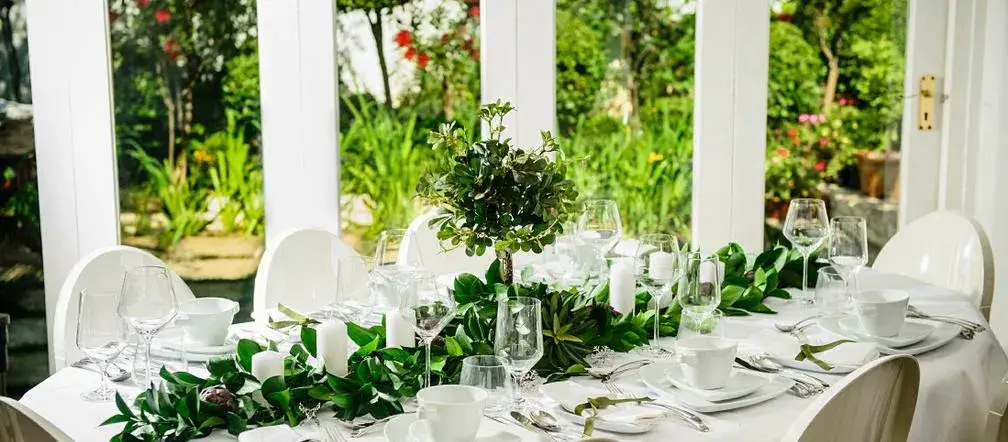 Dekoracja stołu komunijnego styl greenery