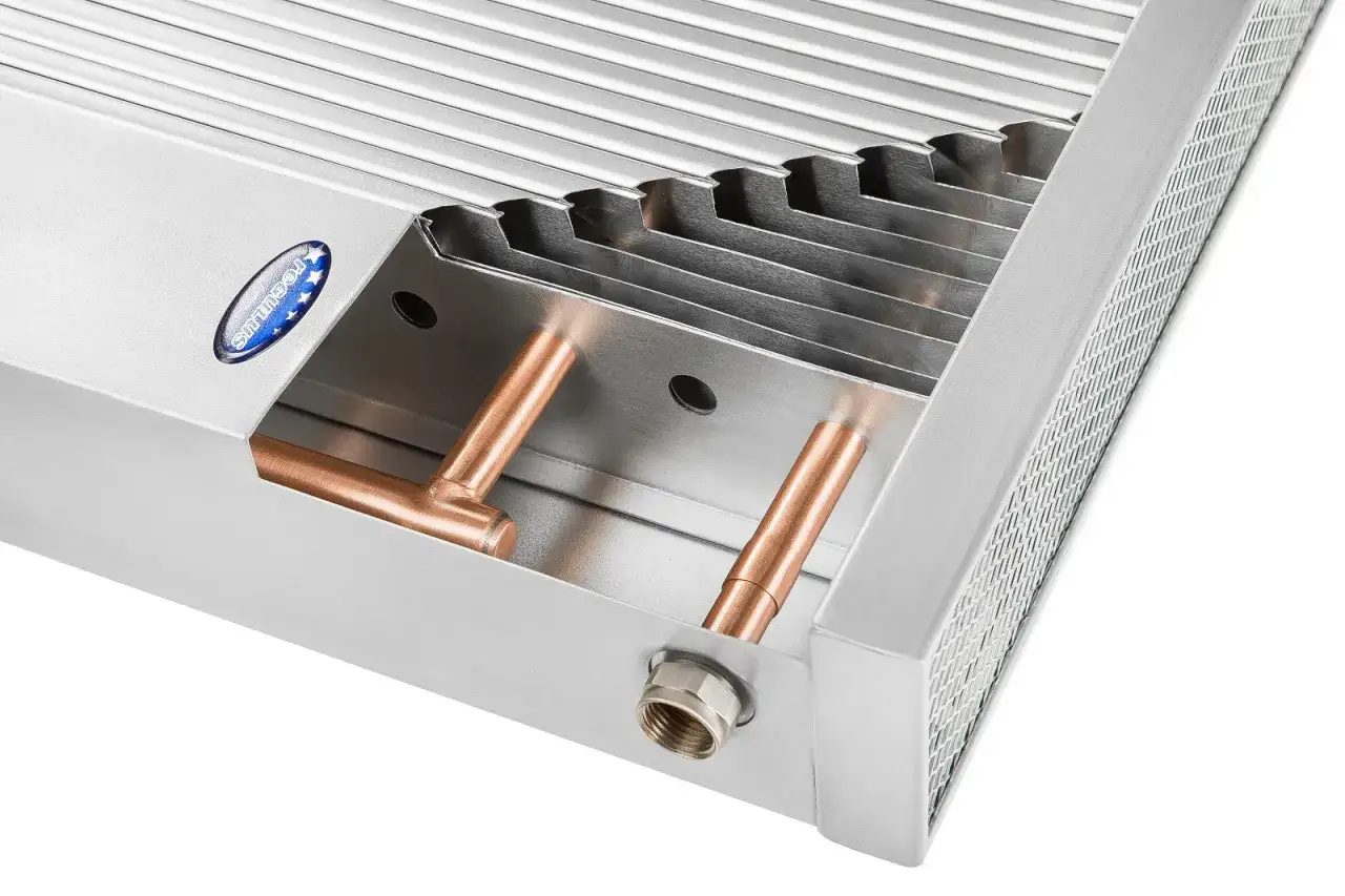 Widok wewnętrzny grzejnika z miedzianymi rurkami. Zastanawiasz się, ile wody jest w grzejniku? Ten model ma kompaktową budowę.