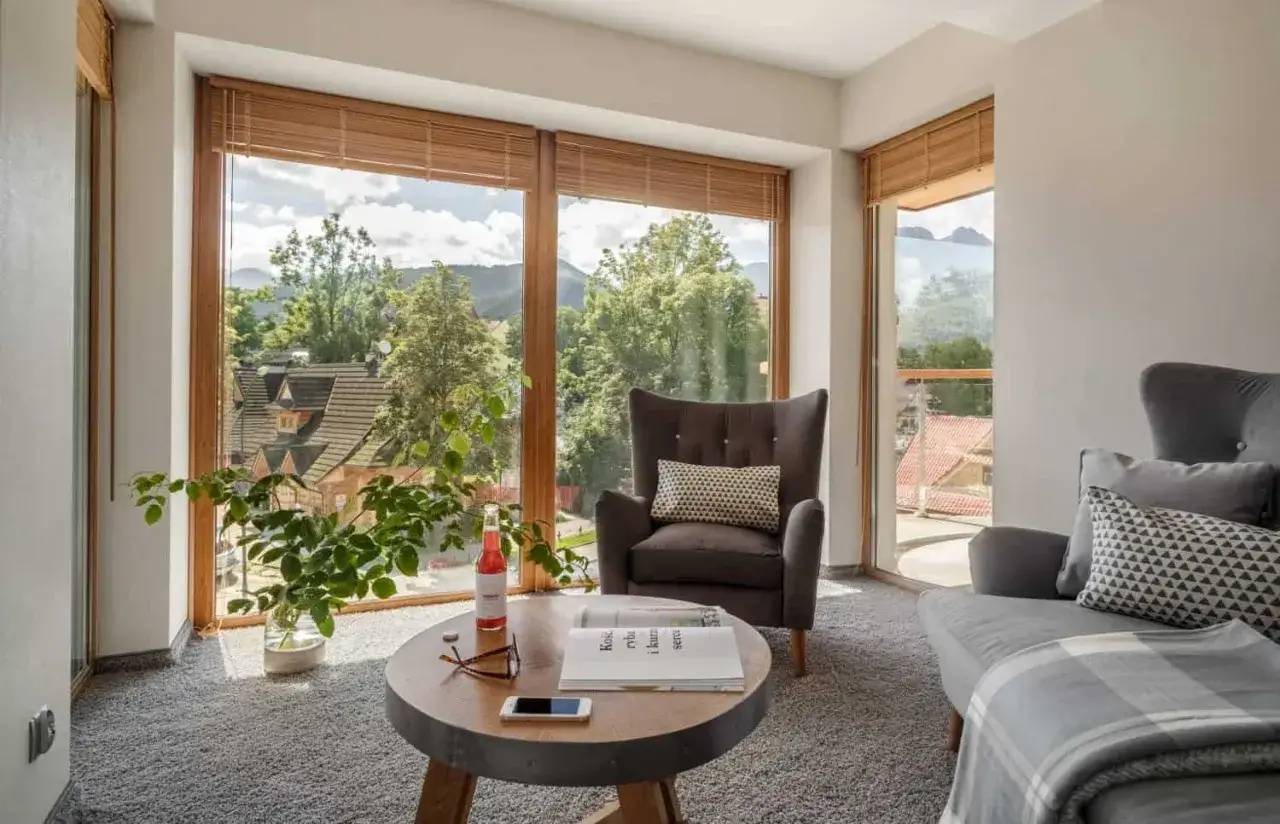 Przytulny salon z widokiem na góry, idealny na wypoczynek w Villa Nova Zakopane.