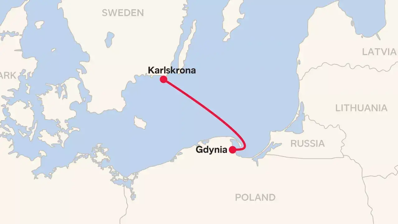 Mapa pokazuje trasę promu z Gdyni do Karlskrony w Szwecji. Podróż promem do Szwecji trwa ok. 18 godzin.