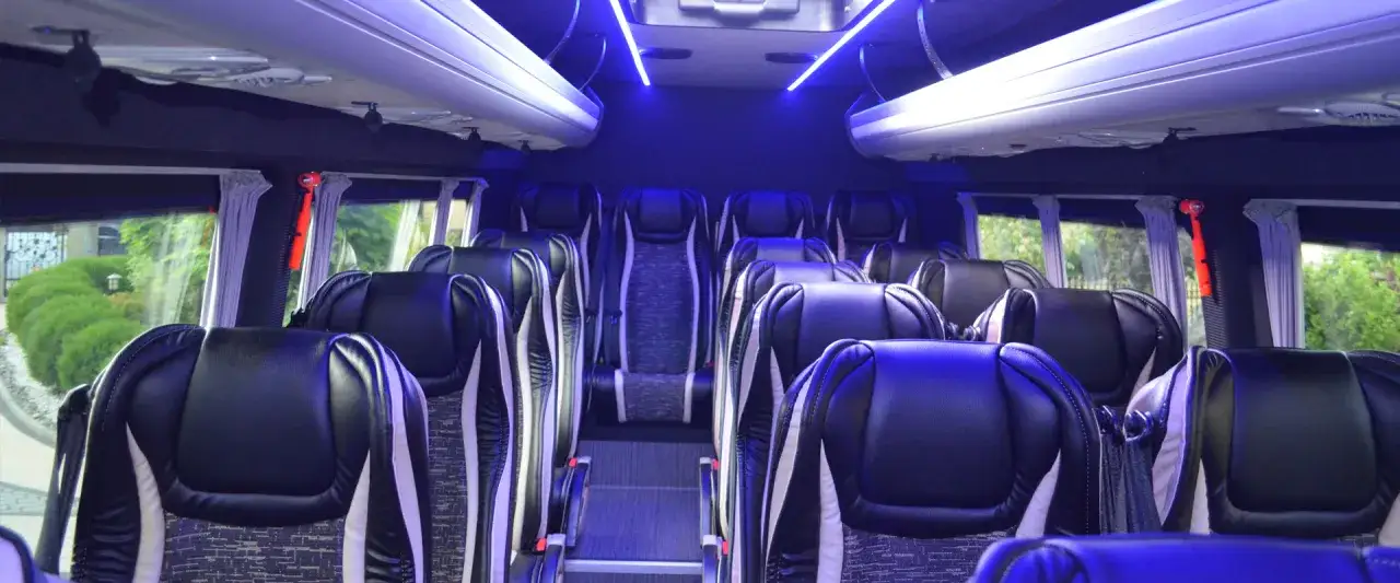 Wygodne fotele w busie na trasie Kraków - Bochnia. Błękitne oświetlenie tworzy przyjemną atmosferę.