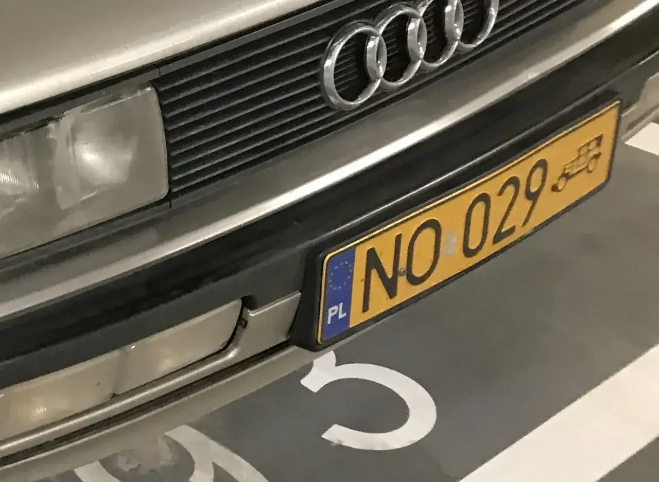 Zabytkowe auto Audi z lat 80. z charakterystycznym grillem i tablicą rejestracyjną NO 029.