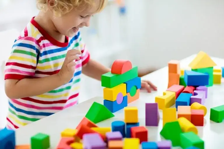 dziecko bawi się klockami integracja sensoryczna