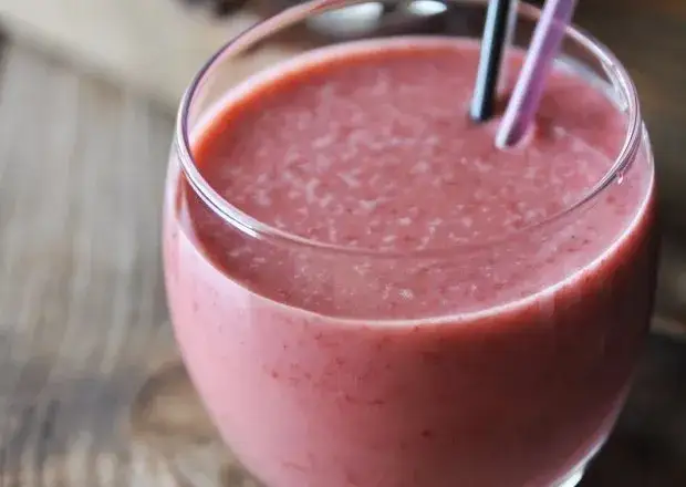 r&oacute;żne koktajle z mlekiem migdałowym