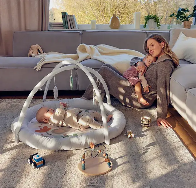 8 miesięczne niemowlę skok rozwojowy rodzic przytula dziecko