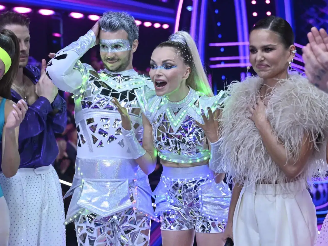 Emocje na scenie! Kto odpadł w Tańcu z Gwiazdami wczoraj? Widzimy zszokowane twarze i błyszczące stroje.