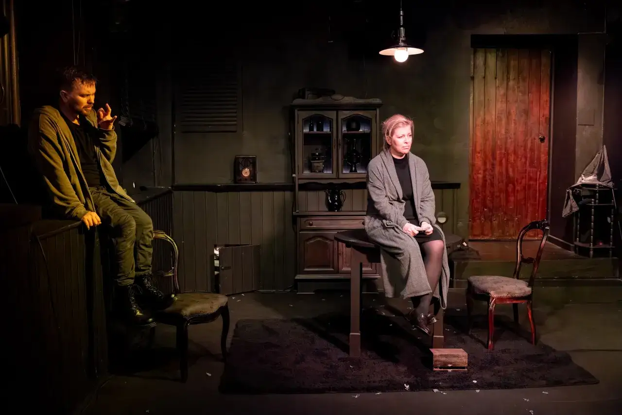 Mężczyzna i kobieta na scenie. Czy to jakiś teatr w Warszawie?