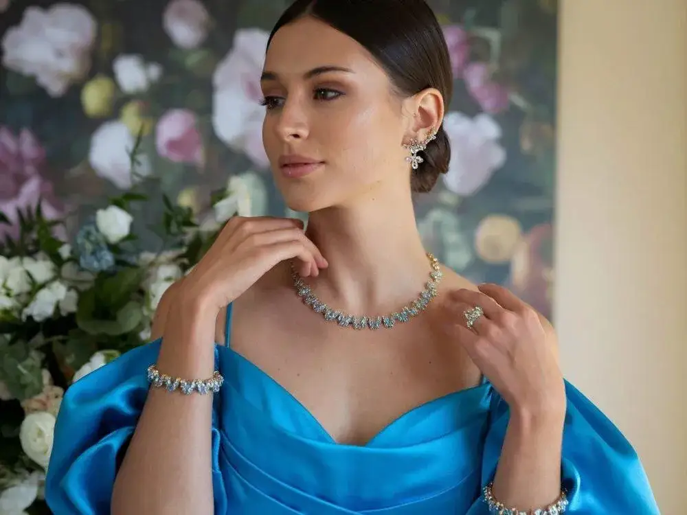 Biżuteria do niebieskiej sukienki złota i srebrna