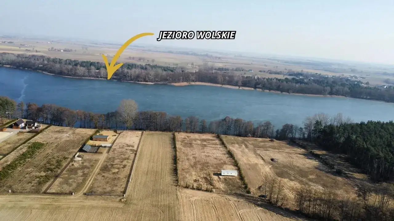 Działka z linią brzegową Jeziora Wolskiego, z widokiem na wodę i otaczający krajobraz. Idealne miejsce na wypoczynek.