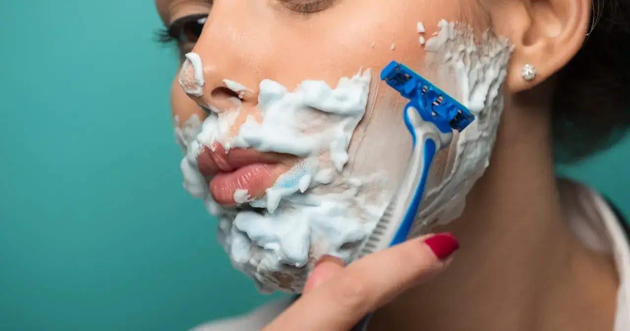 Mit o odrastaniu włosków po goleniu