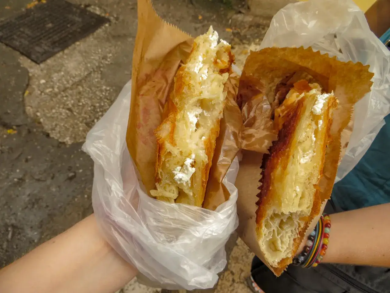 Pyszne, chrupiące ciasto z serem, idealne czarnog&oacute;ra jedzenie na wynos.