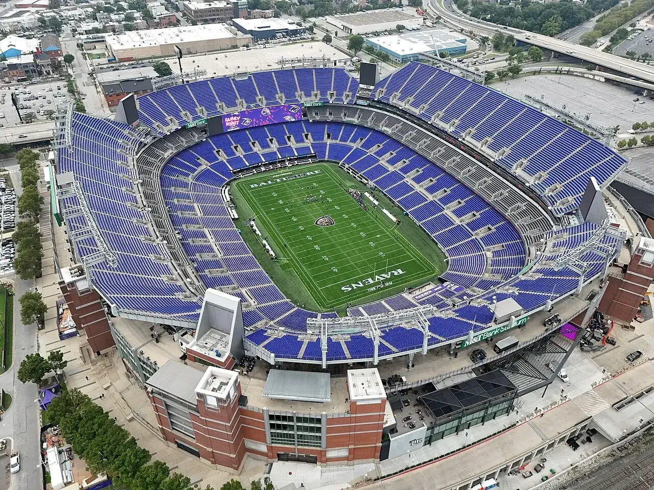 M&T Bank Stadium, jeden z znanych stadion&oacute;w, z murawą i fioletowymi siedzeniami.