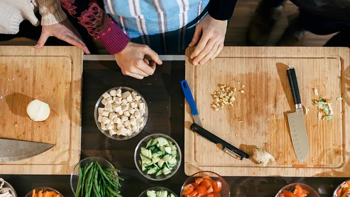 Ingredientes básicos para tapas caseras y utensilios de cocina esenciales