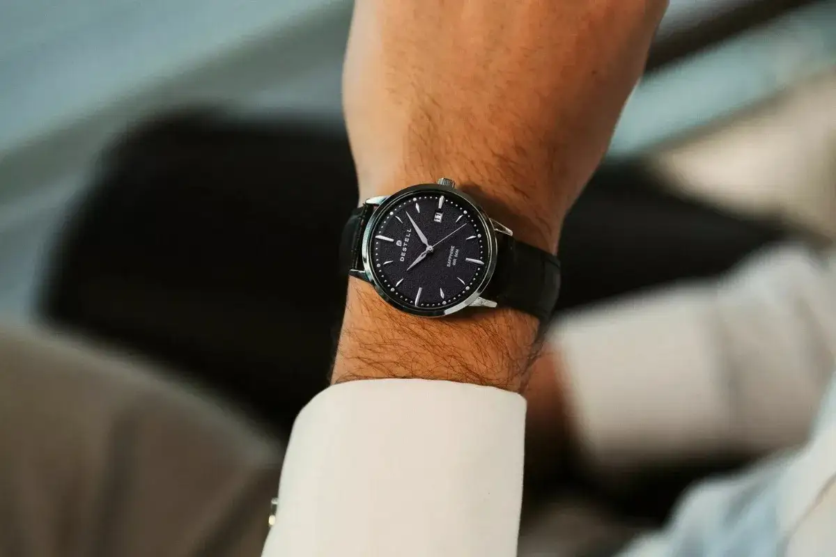 Elegancki zegarek na męskim nadgarstku, idealny jako zegarek na prezent. Niekt&oacute;rzy wierzą, że zegarek na prezent to przesąd, ale ten model z pewnością ucieszy każdego.