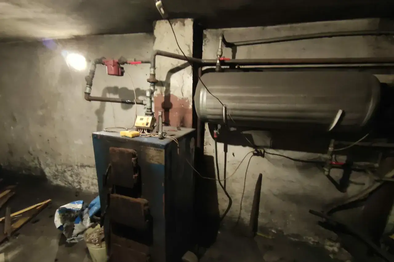 Stary kocioł CO i zasobnik wody. Zastanawiasz się, ile kosztuje wymiana kotła CO?