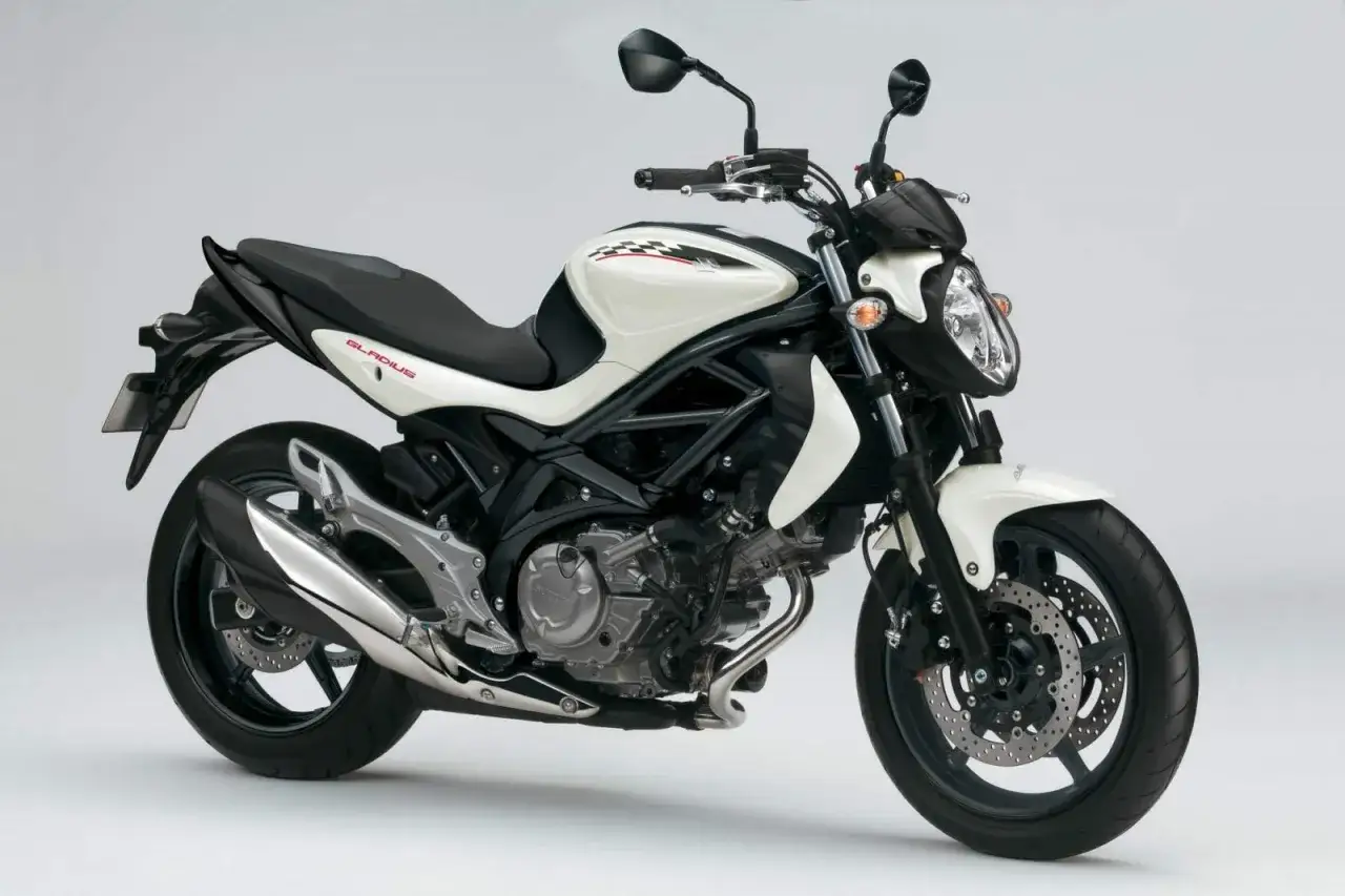 Biały motocykl Suzuki Gladius 650, z czarnymi akcentami i napisem 