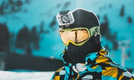 narciarz z kamerą sportową na kasku