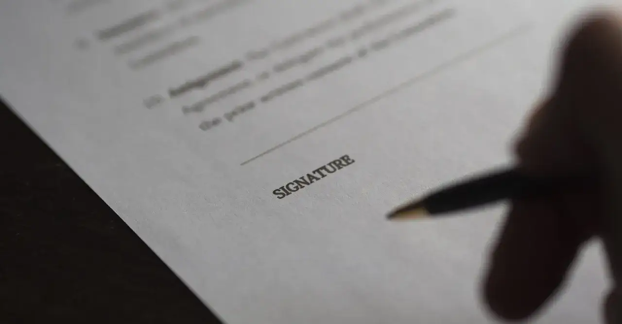 Podpis na dokumencie, kt&oacute;ry określa, jaką umowę cywilnoprawną powinno zawrzeć wydawnictwo z autorem książki.