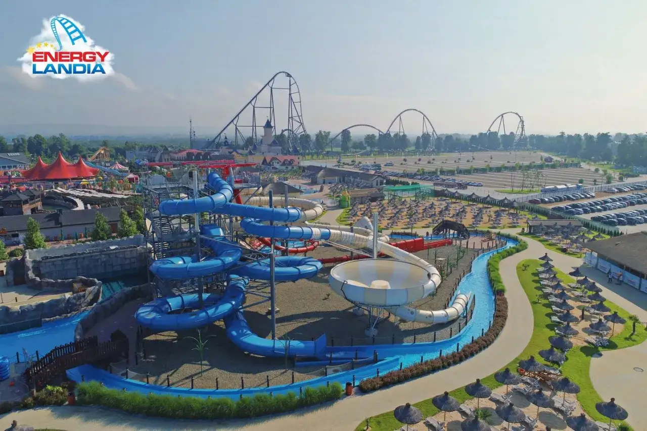 Energylandia strefa wodna: kolorowe zjeżdżalnie i leniwa rzeka w otoczeniu rollercoasterów. Idealne miejsce na letnie szaleństwo!