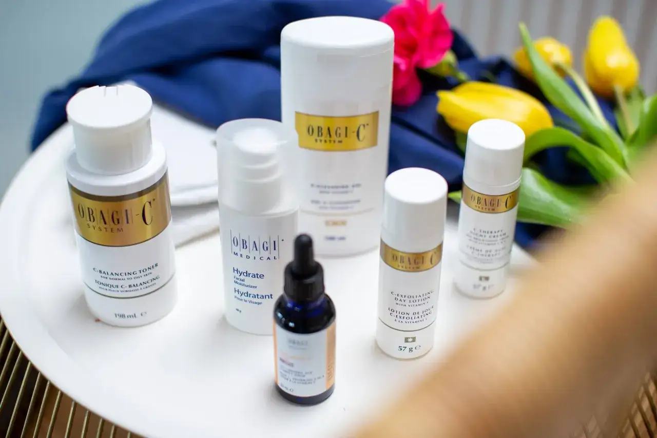 Zdjęcie Jakie kosmetyki wybrać na kaszkę na twarzy? Skuteczne sposoby i porady dermatologiczne