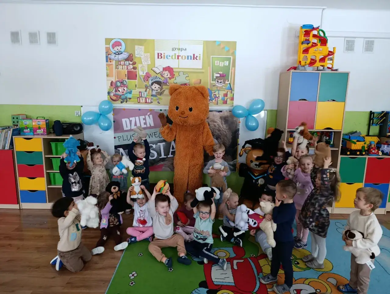 dzieci w przedszkolu pluszowe misie święto