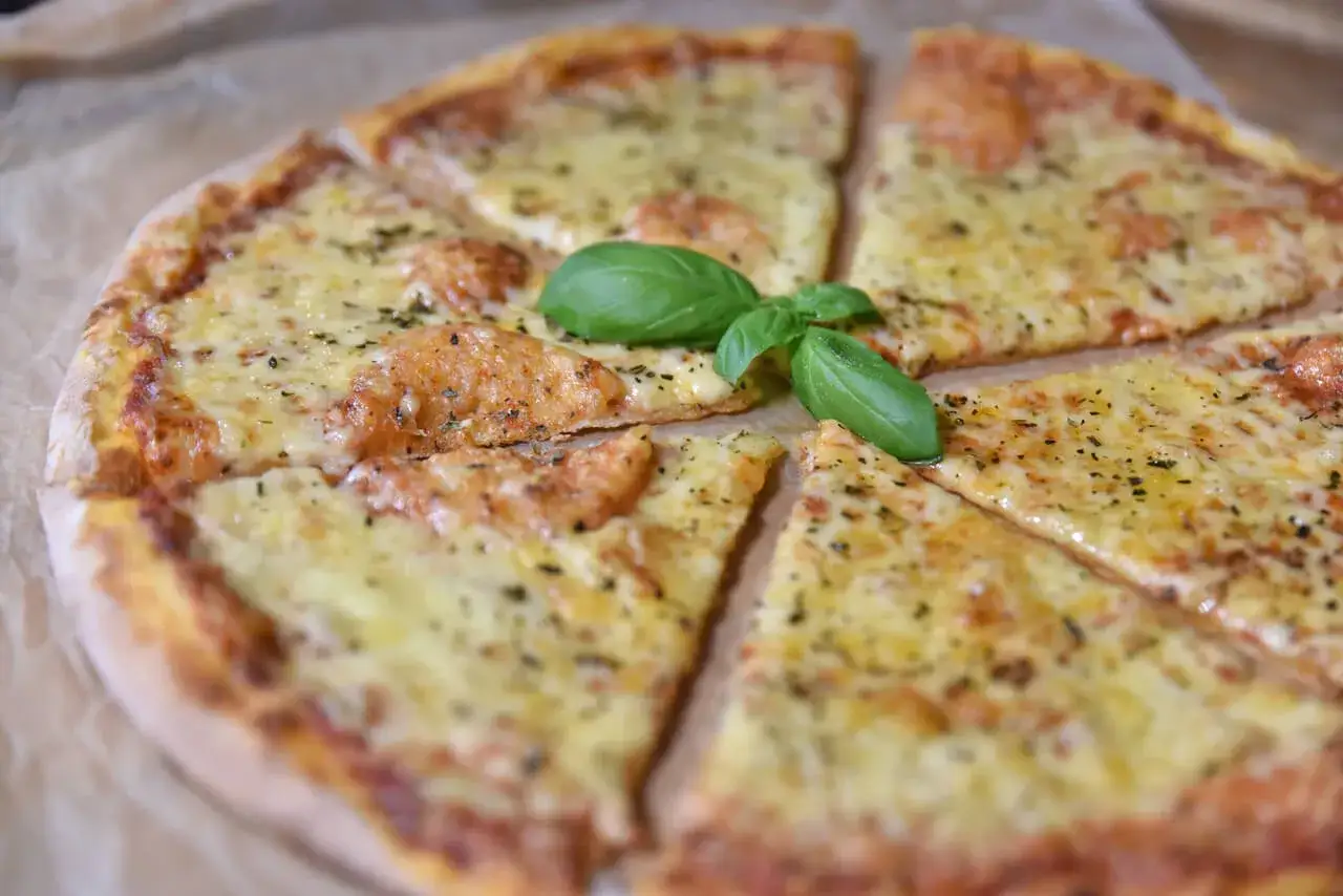 r&oacute;żnorodność składnik&oacute;w pizzy wegetariańskiej