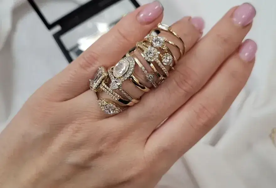 Szerokie złote pierścionki na dłoniach r&oacute;żne style