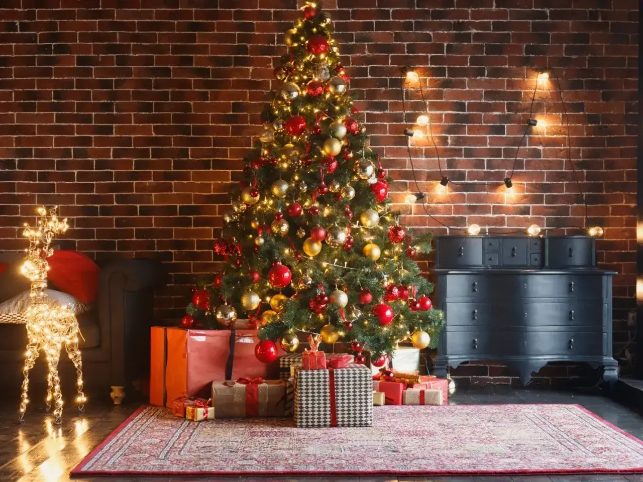 Choinka pełna ozdób i prezentów pod nią. Kiedy zdjąć ozdoby świąteczne? Gdy poczujesz, że czas na wiosenne porządki.