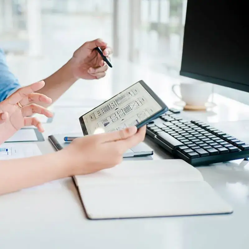 Zdjęcie Kto tworzy strony internetowe? Poznaj kluczowe role i specjalistów