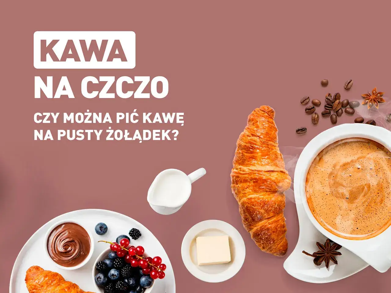 Kawa na czczo: czy picie kawy na pusty żołądek jest zdrowe? Na stole croissant, owoce, masło i mleko.