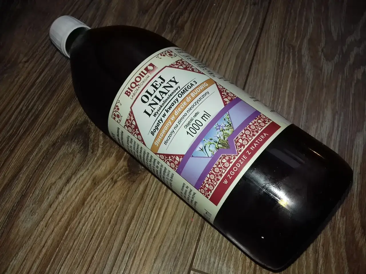 Butelka oleju lnianego na włosy, bogatego w kwasy omega-3. Tłoczony na zimno, nieoczyszczony, 1000 ml.