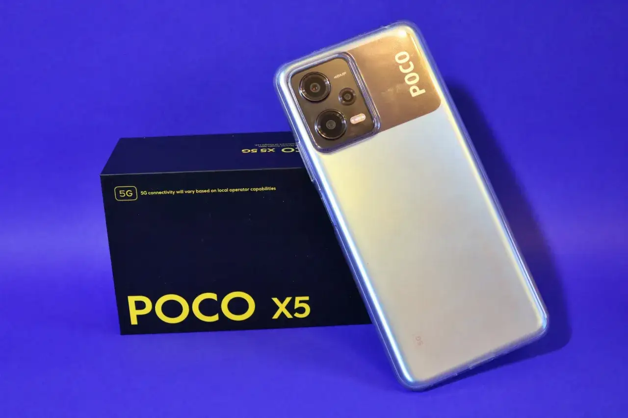Nowy POCO X5 5G w srebrnym kolorze, obok czarnego pudełka z logo.