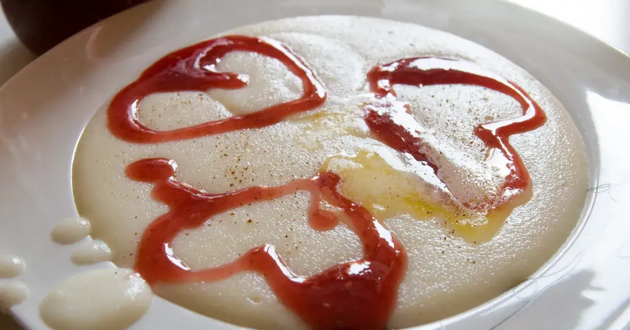 Grysik, czyli kasza manna, udekorowana sosem truskawkowym i masłem, wygląda jak uśmiechnięta buźka.