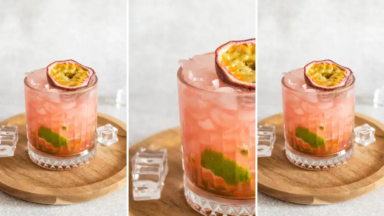 Orzeźwiający drink z marakują, lodem i limonką na drewnianej tacy.