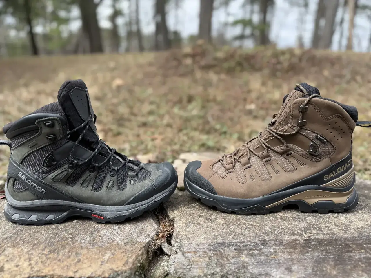 Dwa buty trekkingowe Salomon, jeden czarny, drugi brązowy, z widoczną podeszwą Contagrip, gotowe na g&oacute;rskie szlaki.