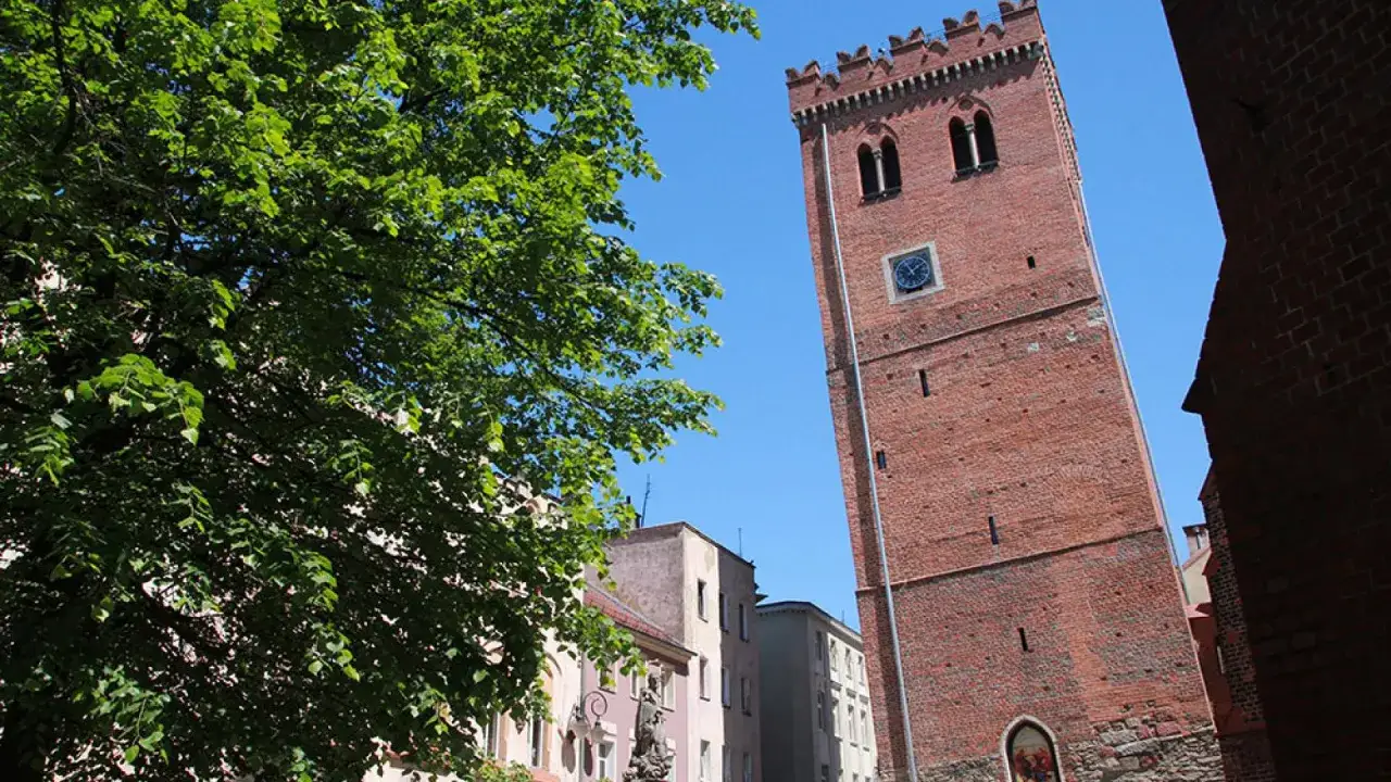 Wieża ciśnień i kamienice tworzą malowniczy widok, odkryj ząbkowice śląskie atrakcje!