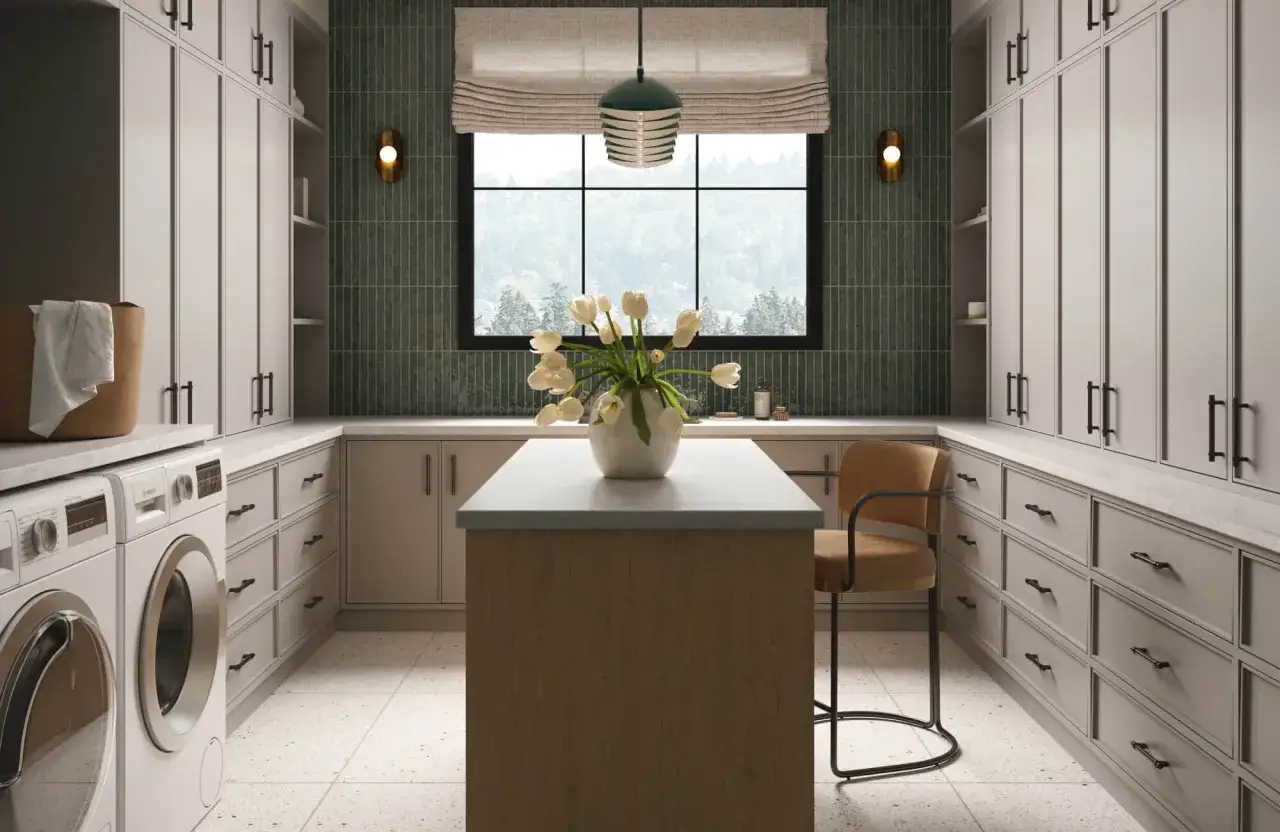 Nowoczesna pralnia w domu inspiracje: pralki, mnóstwo szafek, wyspa i wygodne siedzisko.