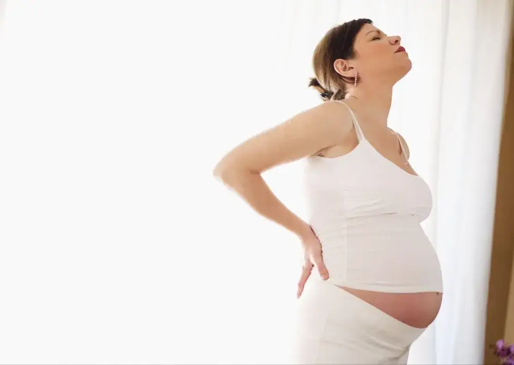 kobieta w ciąży zmiany postawy kręgosłup