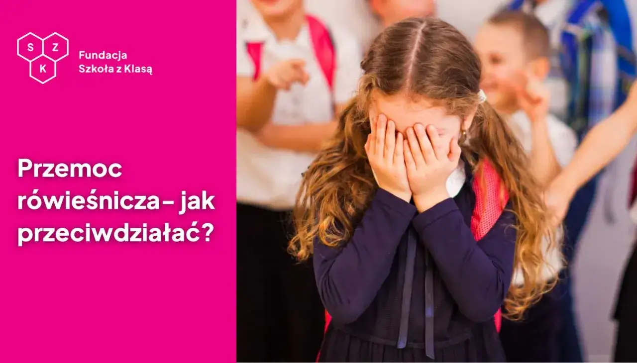 Dziewczynka płacze, zakrywając twarz. W tle inne dzieci, sugerujące przemoc r&oacute;wieśniczą. Fundacja Szkoła z Klasą promuje metodę wsp&oacute;lnej sprawy.