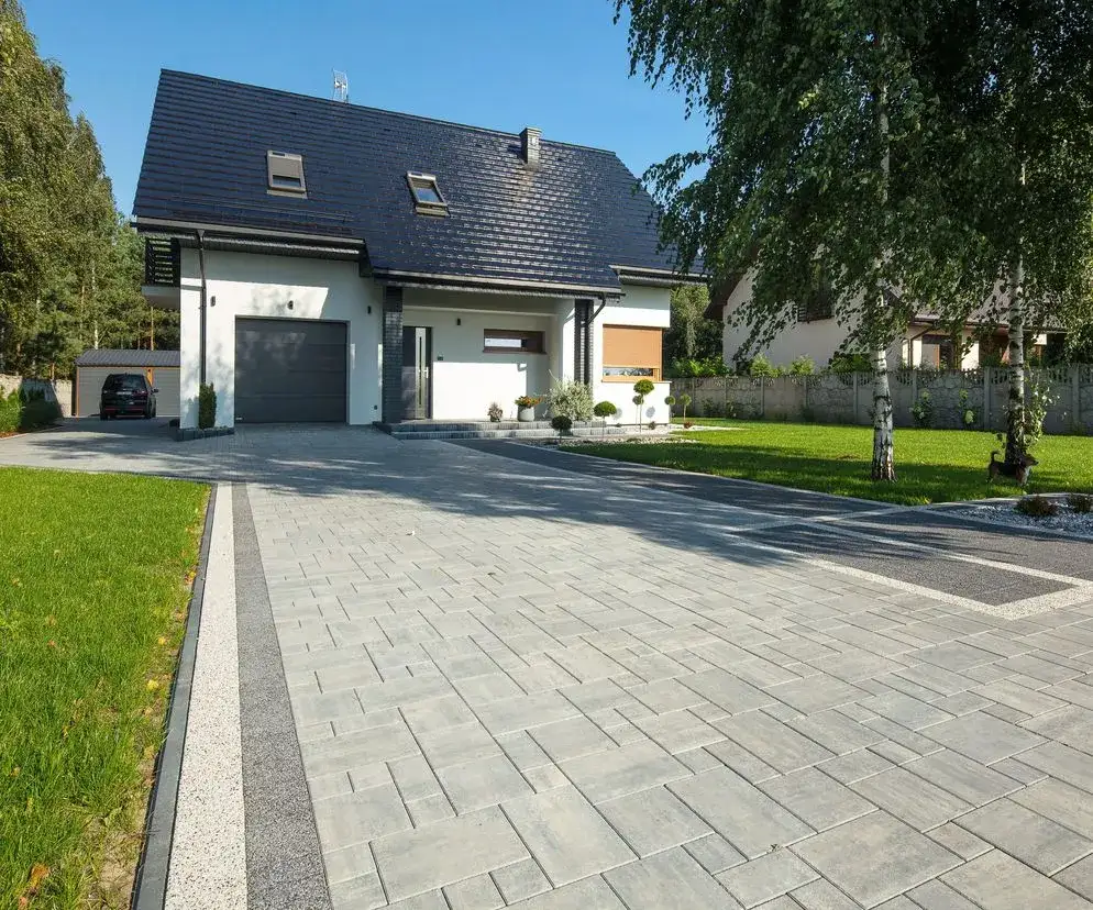 porównanie kosztów podjazdu beton kostka