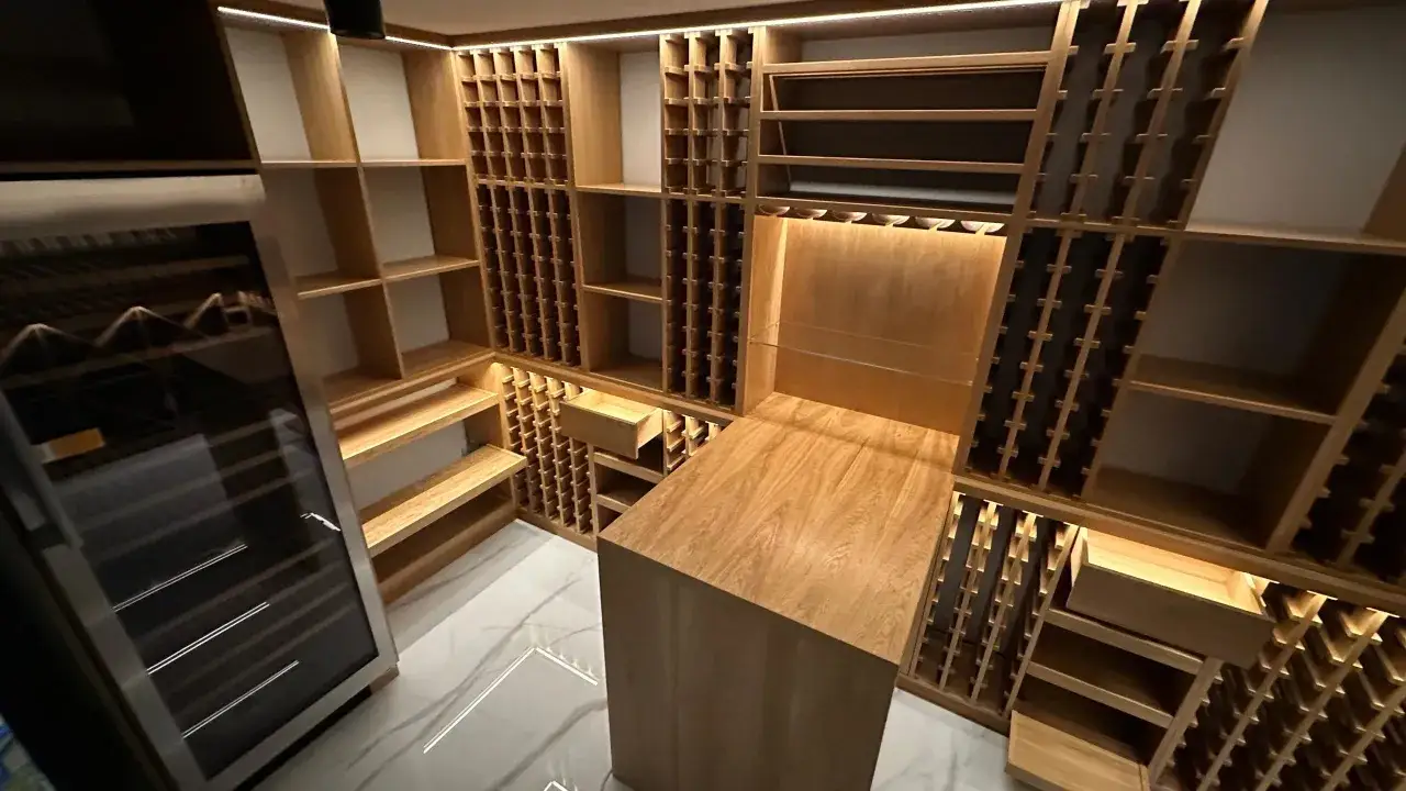 inspiracje aranżacji regału na wino z oświetleniem