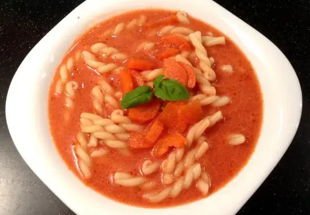 zupa pomidorowa z ryżem i zupa pomidorowa z makaronem
