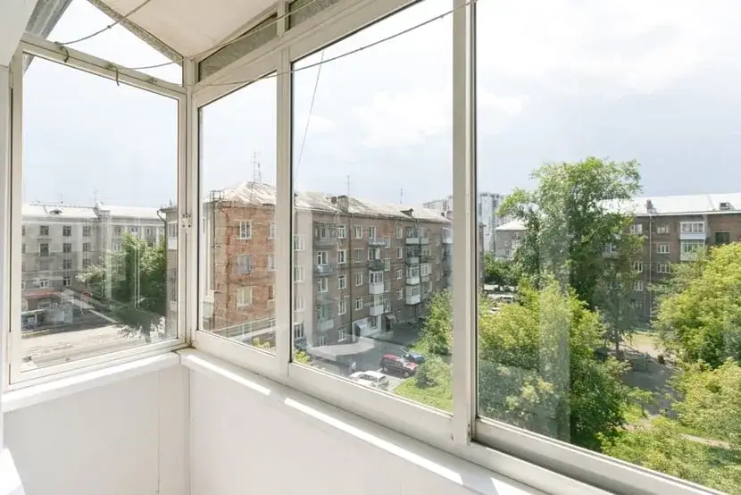 Zdjęcie Zabudowa balkonu w bloku: Poradnik prawny, koszty i inspiracje