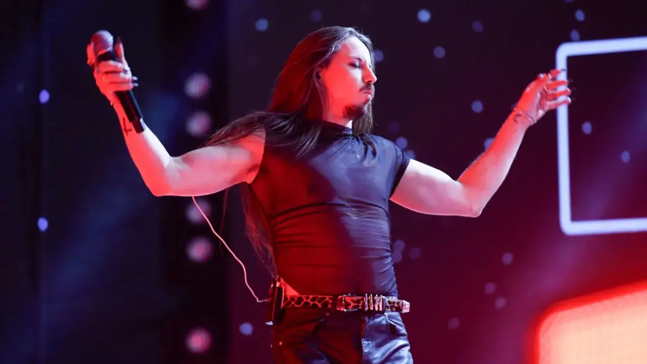 Michał Szpak na scenie, z mikrofonem w dłoni. Czy Michał Szpak ma żonę? To pytanie nurtuje fanów, ale na scenie widać tylko jego artystyczną duszę.