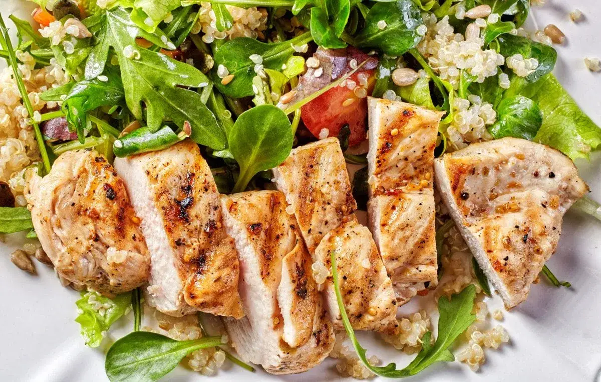 r&oacute;żne rodzaje sałatki z kurczakiem