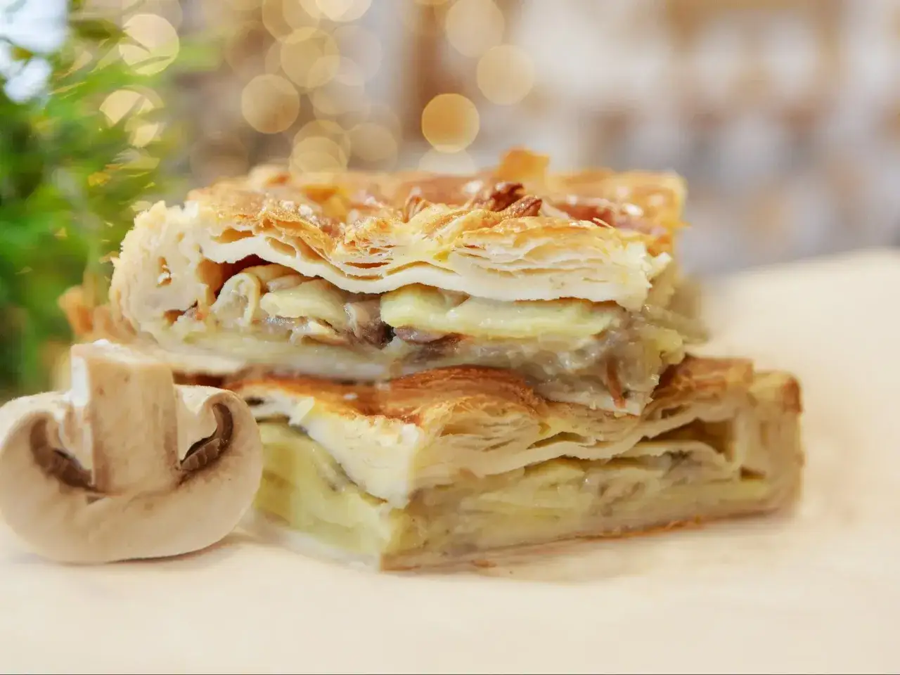 Pyszne ciasto francuskie z pieczarkami, idealne na obiad. Chrupiące ciasto i aromatyczny farsz.